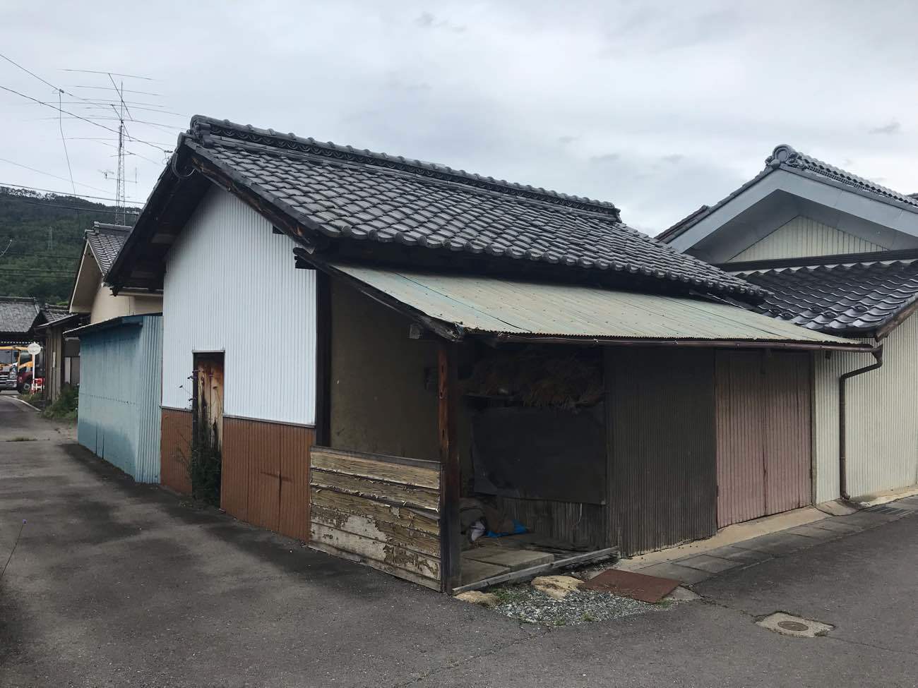 長野県上田市で瓦屋根の葺き替え工事を行いました！土瓦から陶器瓦へ葺き替えたことで耐震対策にもなります。｜スタッフブログ｜ 長野県千曲市で瓦・屋根 工事、雨漏りのことならAsmile