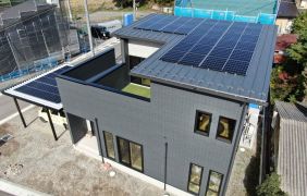 太陽光発電システム　屋根・カーポートに13.050kwの大容量設置