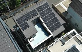 都会あるある！小さな屋根・狭い敷地でもしっかり設置、しっかり発電！太陽光パネル＆蓄電池の施工事例