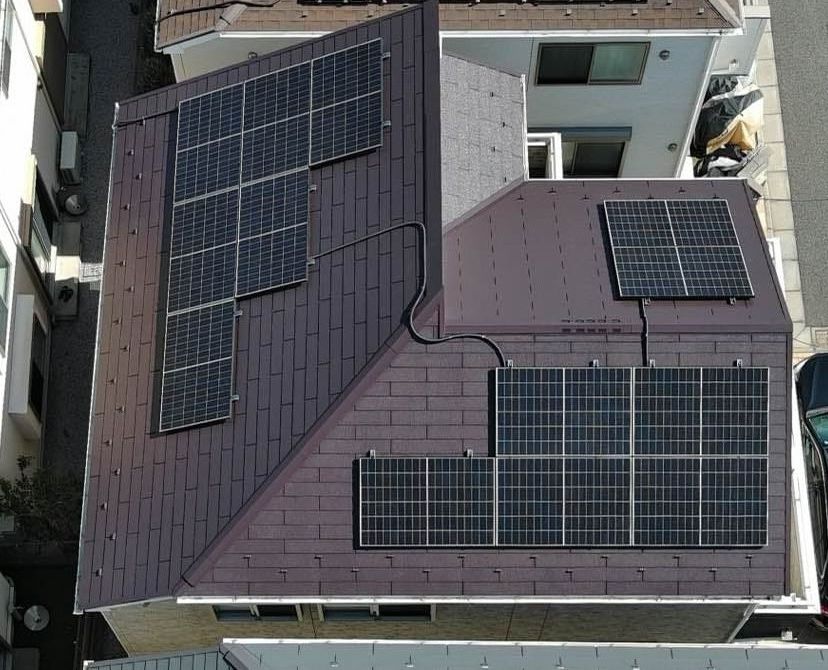 太陽光パネル設置と一緒に屋根塗装もやるとコスパ◎。太陽光＋蓄電池＋屋根メンテすべてをかなえた施工事例 写真